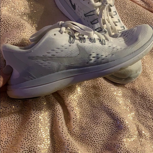 White Nike Women’s Tennies! Size 7.5 - Picture 2 of 5